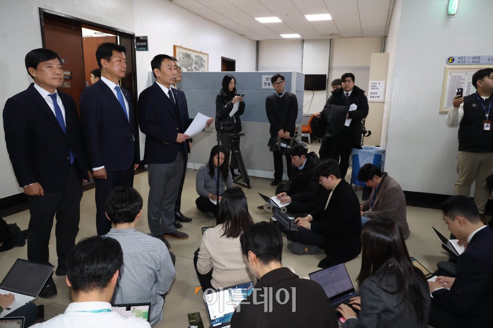 ▲국회 법사위 법안심사제1소위원회장인 김용민 더불어민주당 의원 8일 서울 여의도 국회에서 회의 결과를 브리핑하고 있다. 고이란 기자 photoeran@