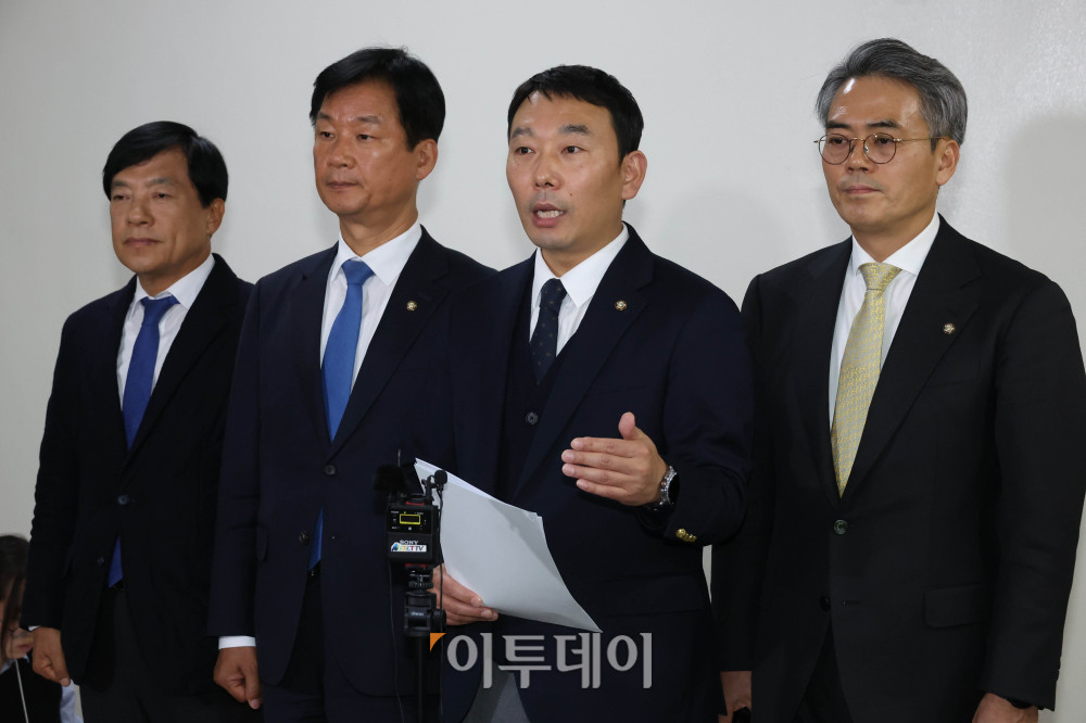 ▲국회 법사위 법안심사제1소위원회장인 김용민 더불어민주당 의원 8일 서울 여의도 국회에서 회의 결과를 브리핑하고 있다. 고이란 기자 photoeran@