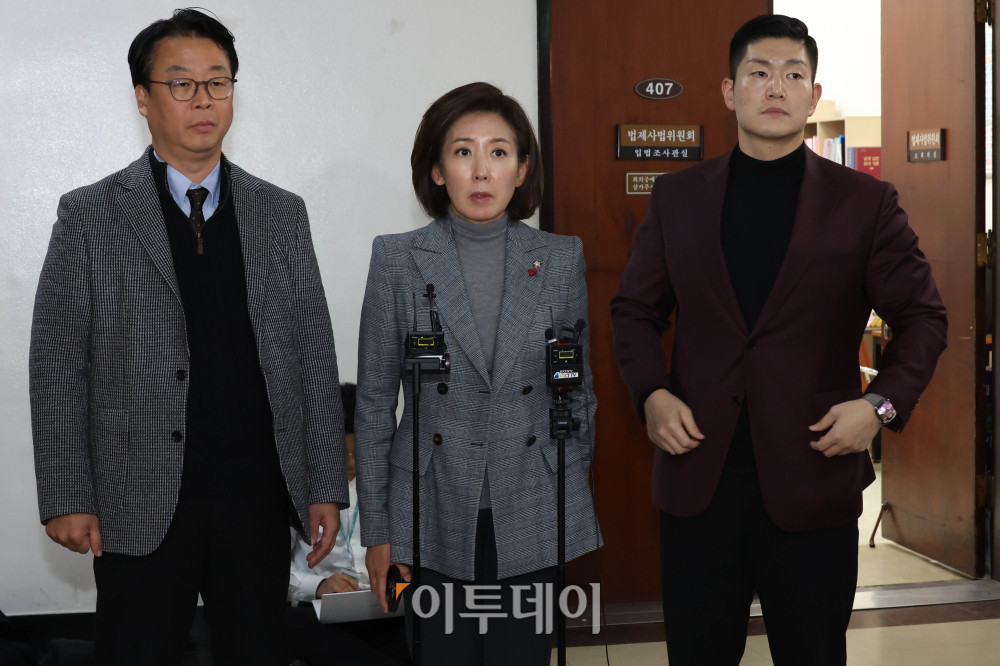 ▲나경원(가운데), 곽규택(왼쪽), 김재섭 국민의힘 법사위 의원이 8일 서울 여의도 국회에서 법사위 법안심사제1소위원회가 정회된 후 추미애 법사위원장이 대표 발의한 헌법재판소법 일부개정법률안과 관련해 입장을 밝히고 있다. 고이란 기자 photoeran@