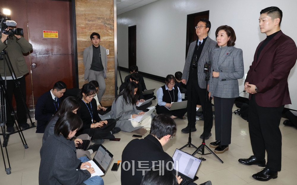 ▲나경원, 곽규택, 김재섭 국민의힘 법사위 의원이 8일 서울 여의도 국회에서 법사위 법안심사제1소위원회가 정회된 후 추미애 법사위원장이 대표 발의한 헌법재판소법 일부개정법률안과 관련해 입장을 밝히고 있다. 고이란 기자 photoeran@