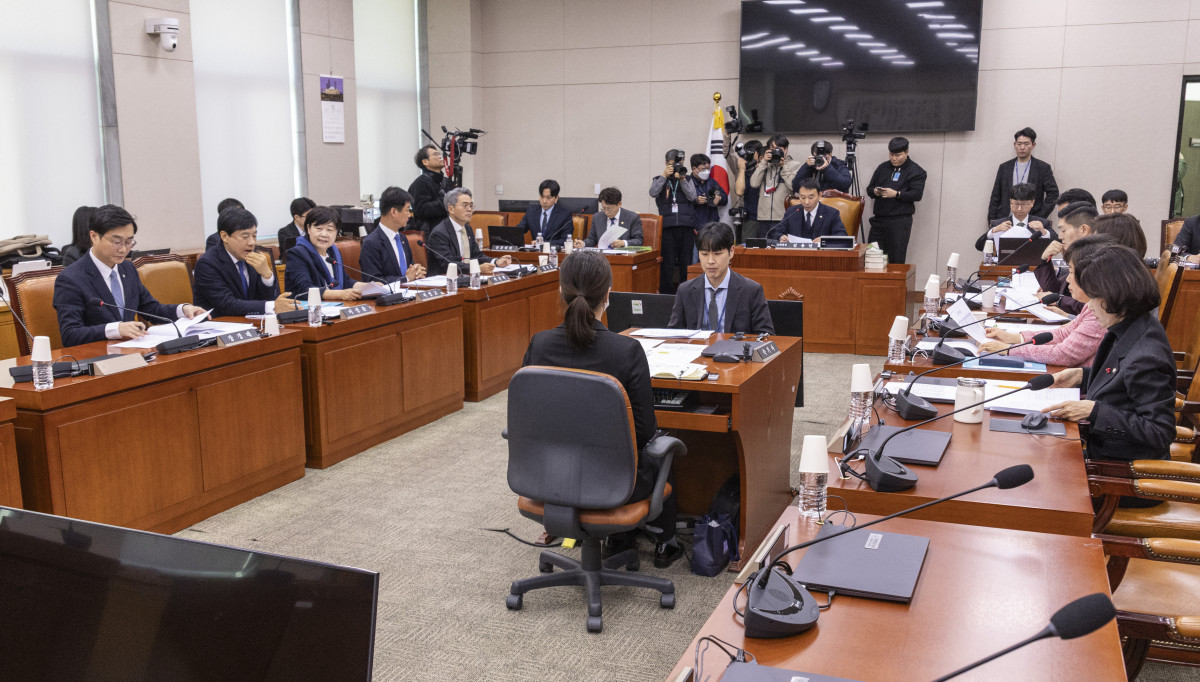 ▲국회 법제사법위원회 법안심사제1소위원회장인 김용민 더불어민주당 의원이 8일 국회에서 열린 소위 회의에서 안건을 설명하고 있다. (연합뉴스)