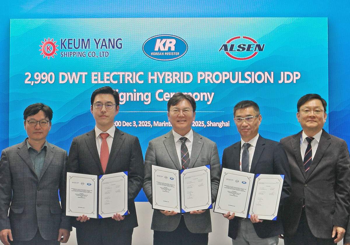 ▲KR-금양상선-Alsen Maritime 간 MOU 체결식에서각 사 대표들이 기념촬영을 하고 있다. (사진제공=한급선)