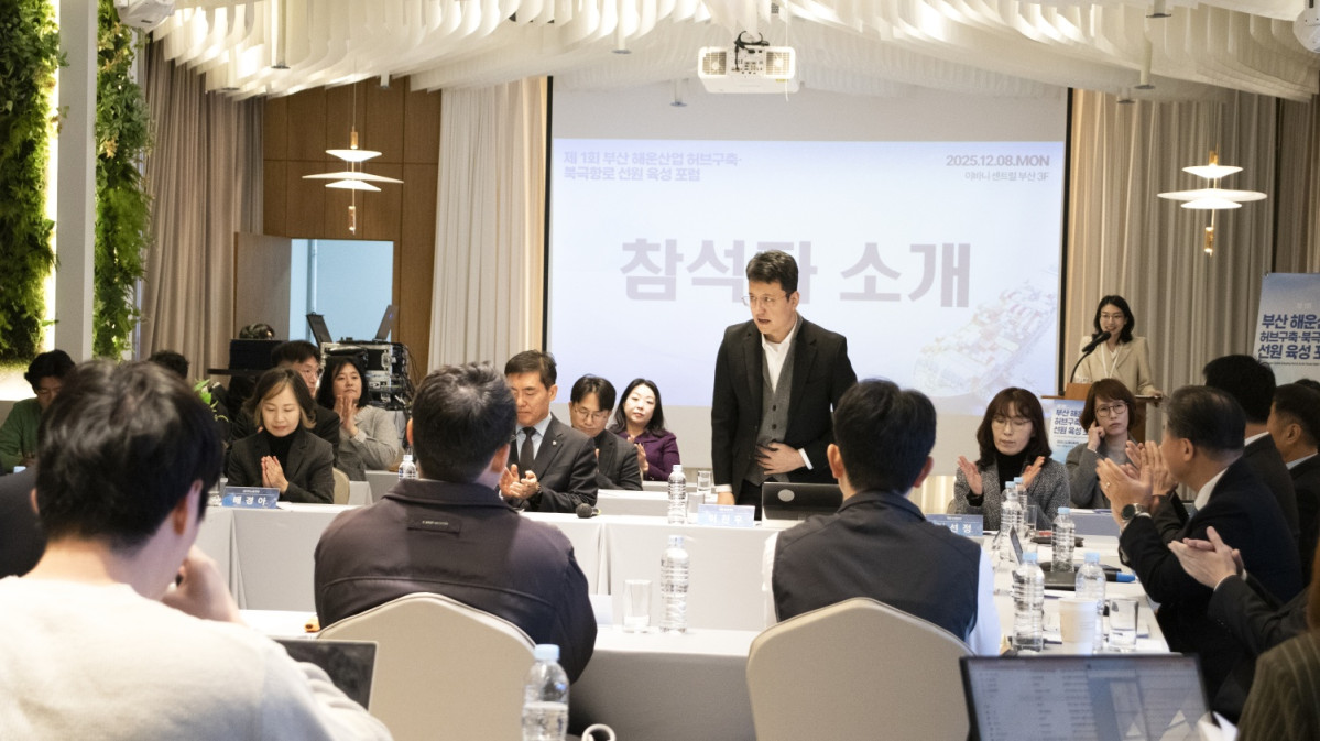 ▲포럼에서 참석자들이 인사를 나누고 있다.  (서영인 기자 hihiro@)