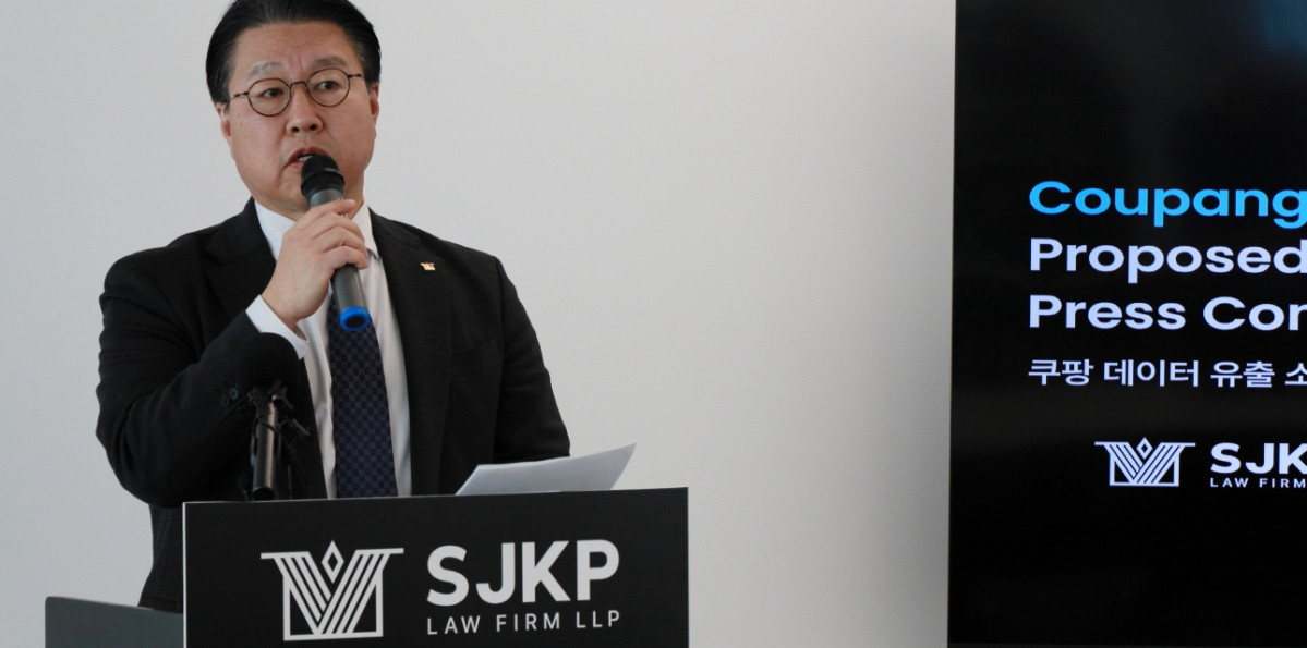 ▲법무법인 대륜의 미국 법인 SJKP가 미국 델라웨어에 등록된 쿠팡 본사를 상대로 집단소송을 추진한다. 사진은 8일(현지시간) 뉴욕사무소 간담회를 통해 소송 계획을 발표 중인 김국일 경영대표의 모습.  (연합뉴스)