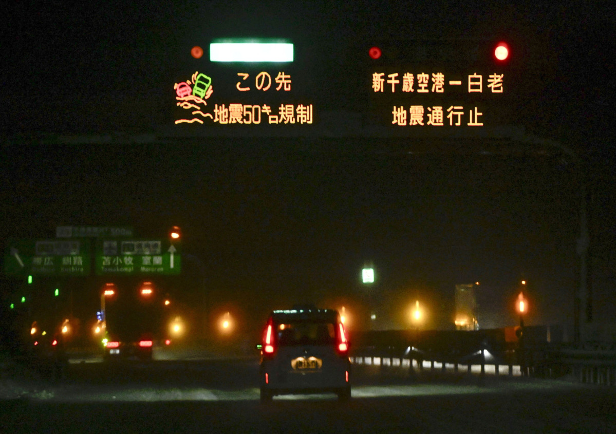▲9일 일본 훗카이도의 한 고속도로에서 지진으로 인한 도로 폐쇄를 알리는 표지판이 보인다.  (훗카이도(일본)/교도로이터연합뉴스)