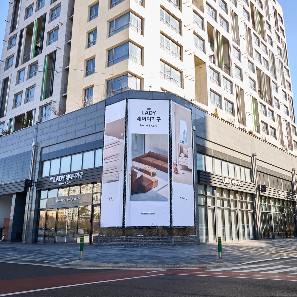 ▲수원역 타임빌라스 인근 ‘레이디가구 수원역 직영점 홈앤카페’.  (사진제공=조이웍스앤코)