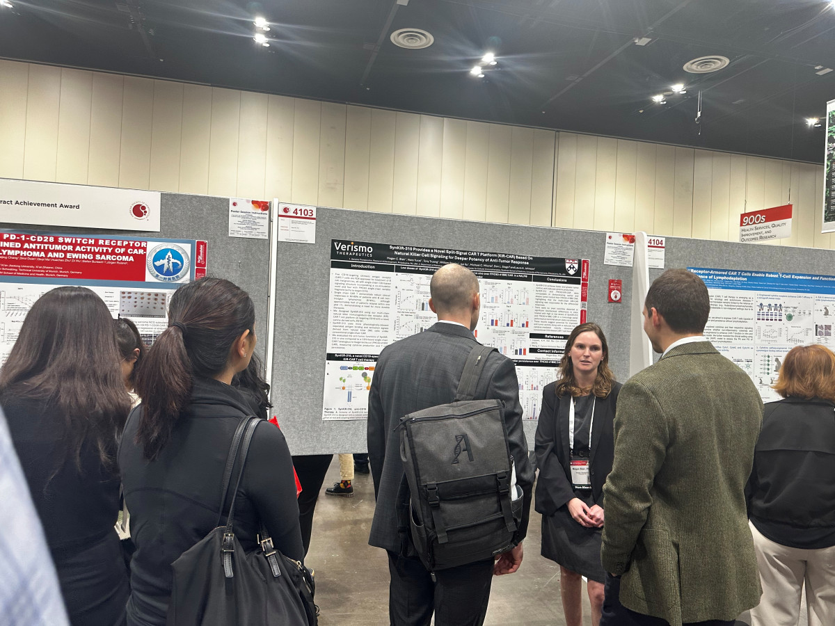 ▲7일(현지시간) 미국혈액학회(ASH 2025)에서 베리스모 테라퓨틱스의 메건 블레어 연구원이 혈액암 CAR-T 치료제 ‘SynKIR-310’의 전임상 결과가 담긴 포스터 내용을 참관객들에게 설명하고 있다 (사진제공=HLB이노베이션)