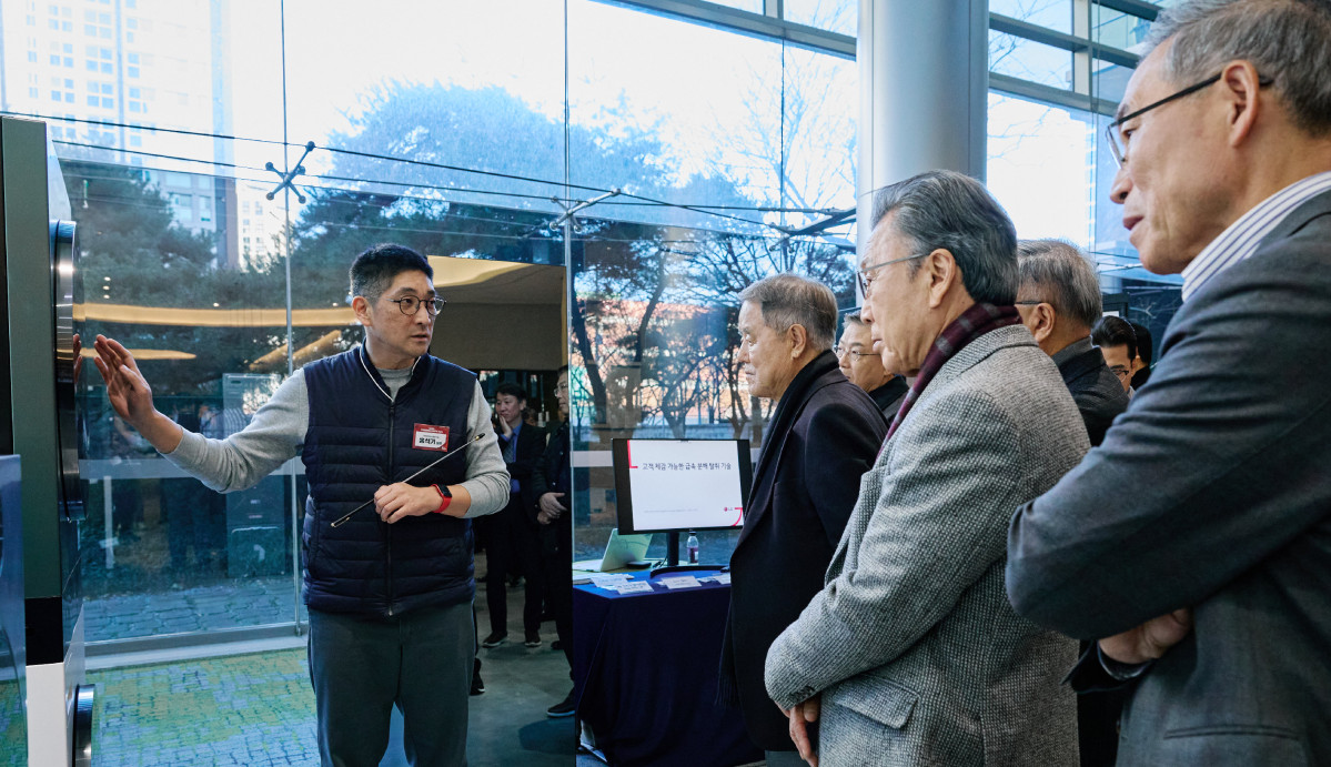 ▲가산 R&D 캠퍼스 설립 50주년 기념식에 참석한 전·현직 임원들이 최신 LG 워시타워에 대한 설명을 듣는 모습. (오른쪽부터) 송대현 전 사장, 신문범 전 사장, 김쌍수 전 부회장 (사진제공-LG전자)