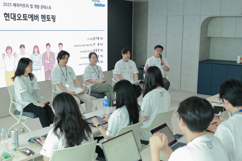 ▲현대오토에버 임직원들이 ‘2025 배리어프리 앱 개발 콘테스트’에서 참가자들을 대상으로 멘토링을 진행하고 있다. (사진=현대오토에버)
