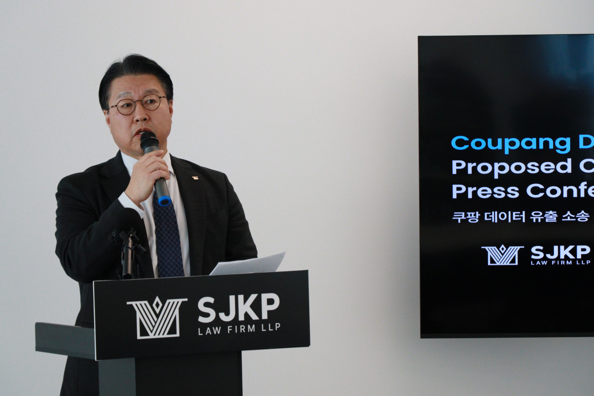 ▲김국일 대륜 경영대표가 8일(현지시간) 뉴욕 맨해튼 사무소에서 기자회견을 열고 쿠팡 모기업인 쿠팡 아이엔씨(Inc.)를 상대로 한 소송 계획을 설명하고 있다. (연합뉴스)