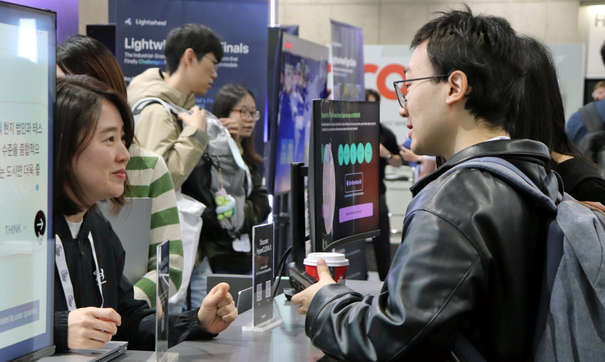 ▲네이버클라우드 관계자가 해외 AI 연구자들에게 팀네이버의 AI 경쟁력을 소개하고 있다. (사진제공=네이버)