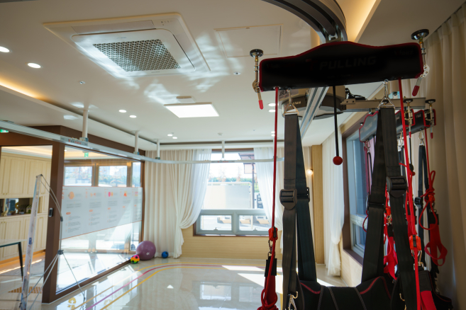 ▲경기도의 한 요양원에 설치된 보행 훈련 장비 '워킹레일'. 의료 현장에서 주로 쓰이던 전문 기기이지만, 최근 요양원의 고급화 추세에 따라 이를 도입하는 시설이 늘고 있다.(이준호 기자)