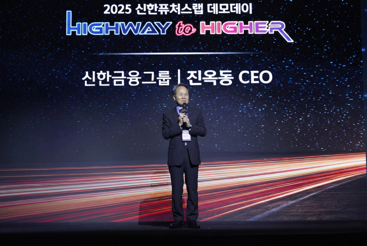 ▲이날 행사에 참석한 진옥동 신한금융그룹 회장이 격려사를 하고 있는 모습 (사진제공=신한금융그룹)