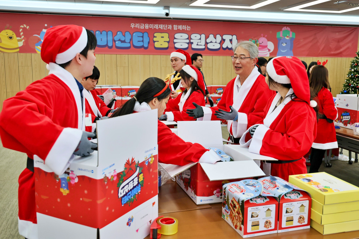 ▲임종룡 우리금융미래재단 이사장과 자립준비청년들이 8일 서울 중구 우리은행 본사에서 양육시설 아동들에게 줄 '꿈 응원상자'를 포장하고 있다. (사진제공=우리금융)