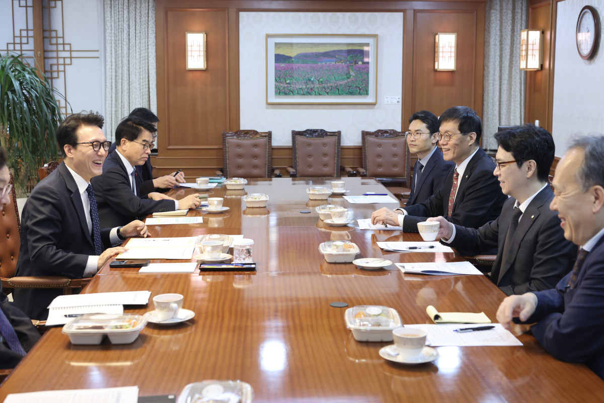 ▲김민석 국무총리와 이창용 한국은행 총재가 9일 정부서울청사에서 경제현안 간담회를 하고 있다. (사진제공=총리실)