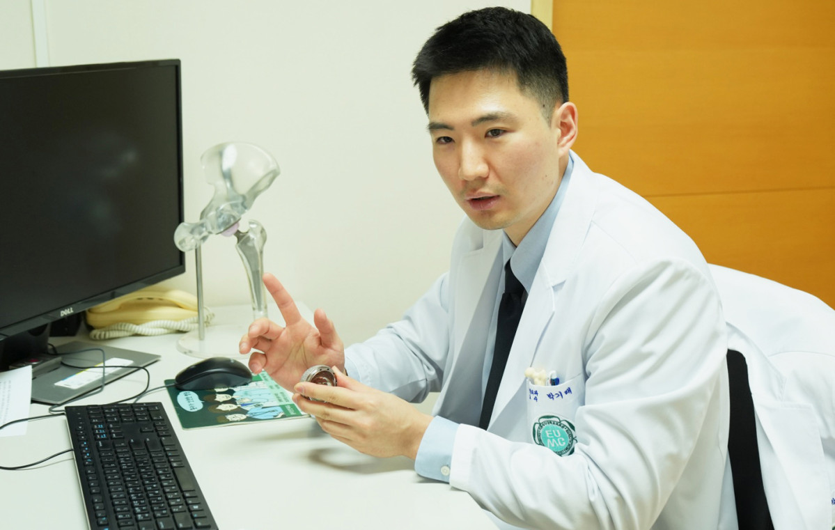 ▲박기태 이대목동병원 정형외과 교수는 “인공관절 수술로 대부분 걷고, 일상생활하고, 삶의 질이 크게 개선된다. 고령이라도 망설이기보다, 재활까지 포함해 체계적으로 치료받으면 충분히 다시 걸을 수 있다”고 강조했다. (사진제공=이대목동병원)