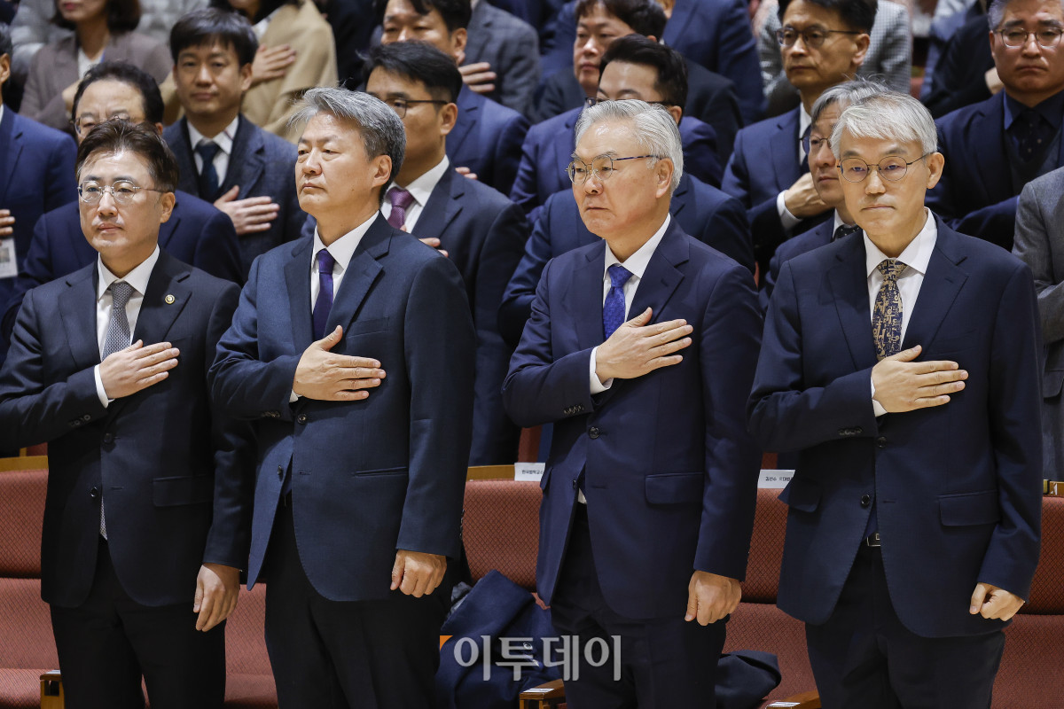 ▲천대엽 법원행정처장과 이진수 법무부 차관 등 참석자들이 9일 서울 서초구 서울법원종합청사에서 열린 국민을 위한 사법제도 개편 공청회:방향과 과제에서 국민의례를 하고 있다. 앞줄 오른쪽부터 천 처장, 김선수 전 대법관, 최봉경 한국법학교수회장, 이진수 법무부 차관. 조현호 기자 hyunho@