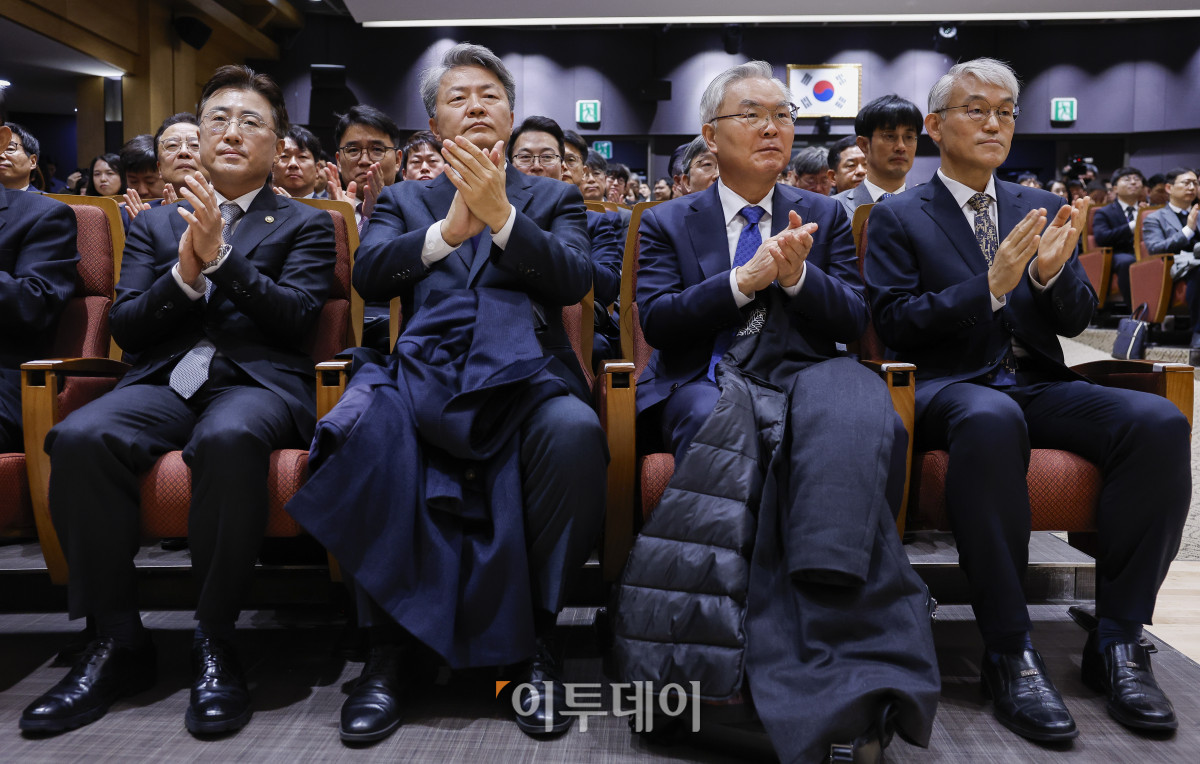 ▲천대엽 법원행정처장과 이진수 법무부 차관 등 참석자들이 9일 서울 서초구 서울법원종합청사에서 열린 국민을 위한 사법제도 개편 공청회:방향과 과제에서 박수를 치고 있다. 오른쪽부터 천 처장, 김선수 전 대법관, 최봉경 한국법학교수회장, 이진수 법무부 차관. 조현호 기자 hyunho@