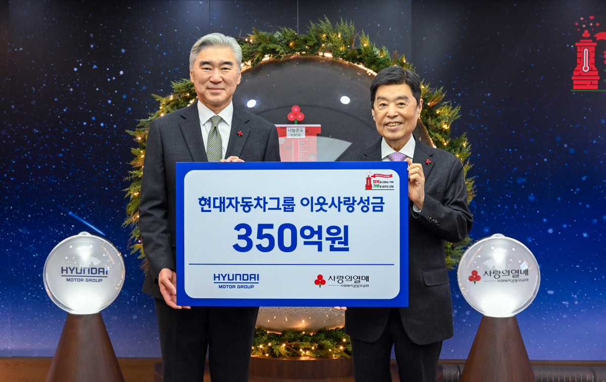 ▲(왼쪽부터) 현대차그룹 전략기획담당 성 김 사장, 사회복지공동모금회 김병준 회장이 기념 촬영을 하는 모습 (사진=현대차그룹)