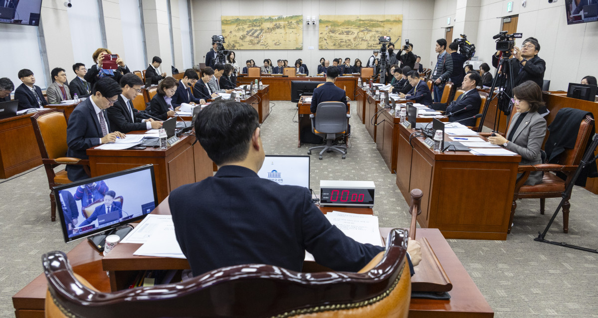 ▲국회 교육위원회 김영호 위원장이 9일 국회에서 열린 교육위원회 전체 회의에서 상정된 법안을 처리하고 있다. 이날 교육위에서는 유아교육법과 학교급식법 개정안 등 12개 법안이 여야 합의 처리됐다. (연합뉴스)