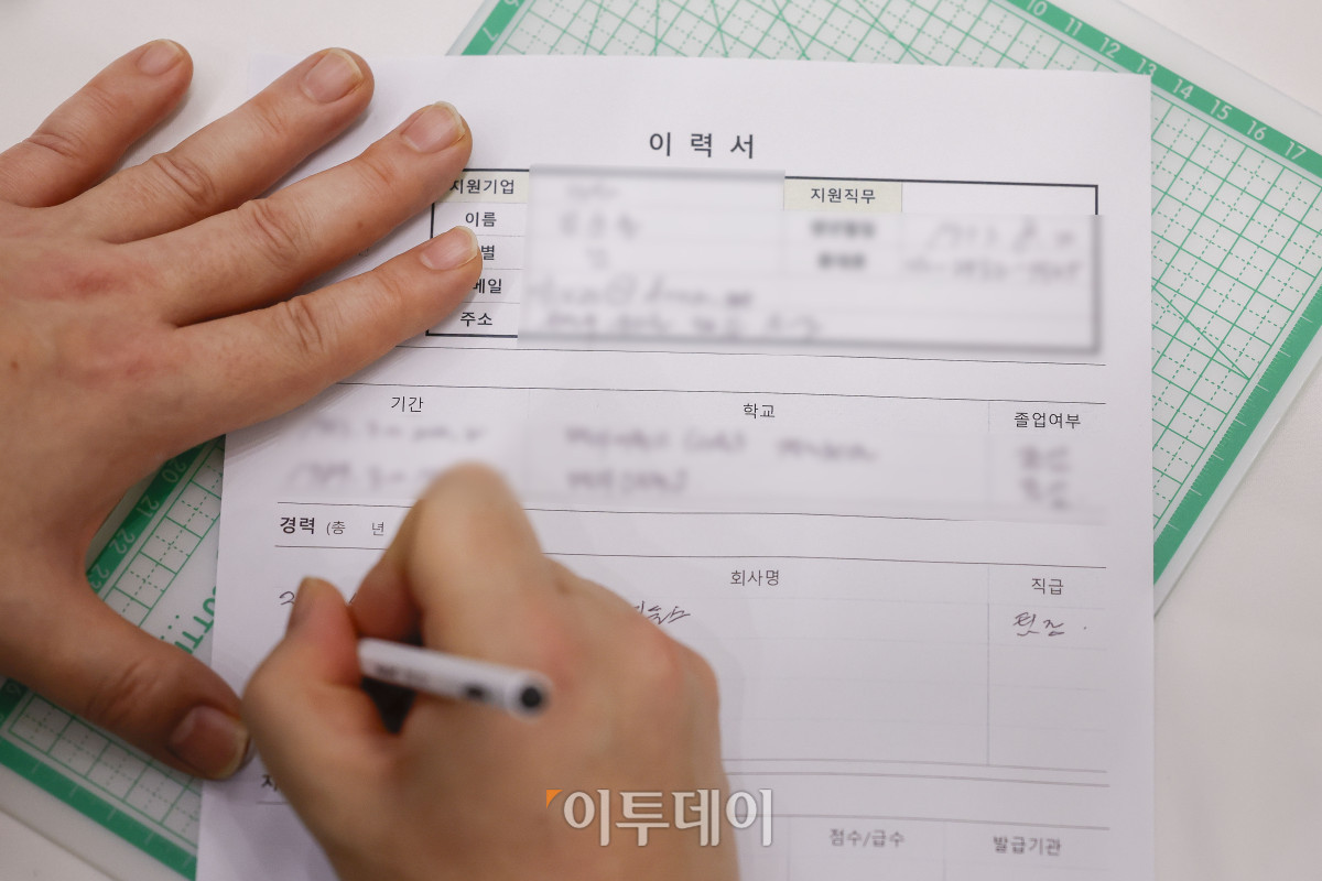 ▲9일 서울 중구 DDP동대문디자인플라자에서 열린 2025 하나 JOB 매칭 페스타 in 서울에서 중장년 구직자들이 이력서 작성을 하고 있다. 이날 열린 하나 JOB 매칭 페스타는 중장년 경력인재에게 채용 정보와 취업 기회를 제공하고, 다양한 프로그램을 통해 취업 준비를 지원하여 구인 기업에게 우수 인재 채용 기회를 제공하는 하나금융그룹의 ESG 사업이다. 조현호 기자 hyunho@