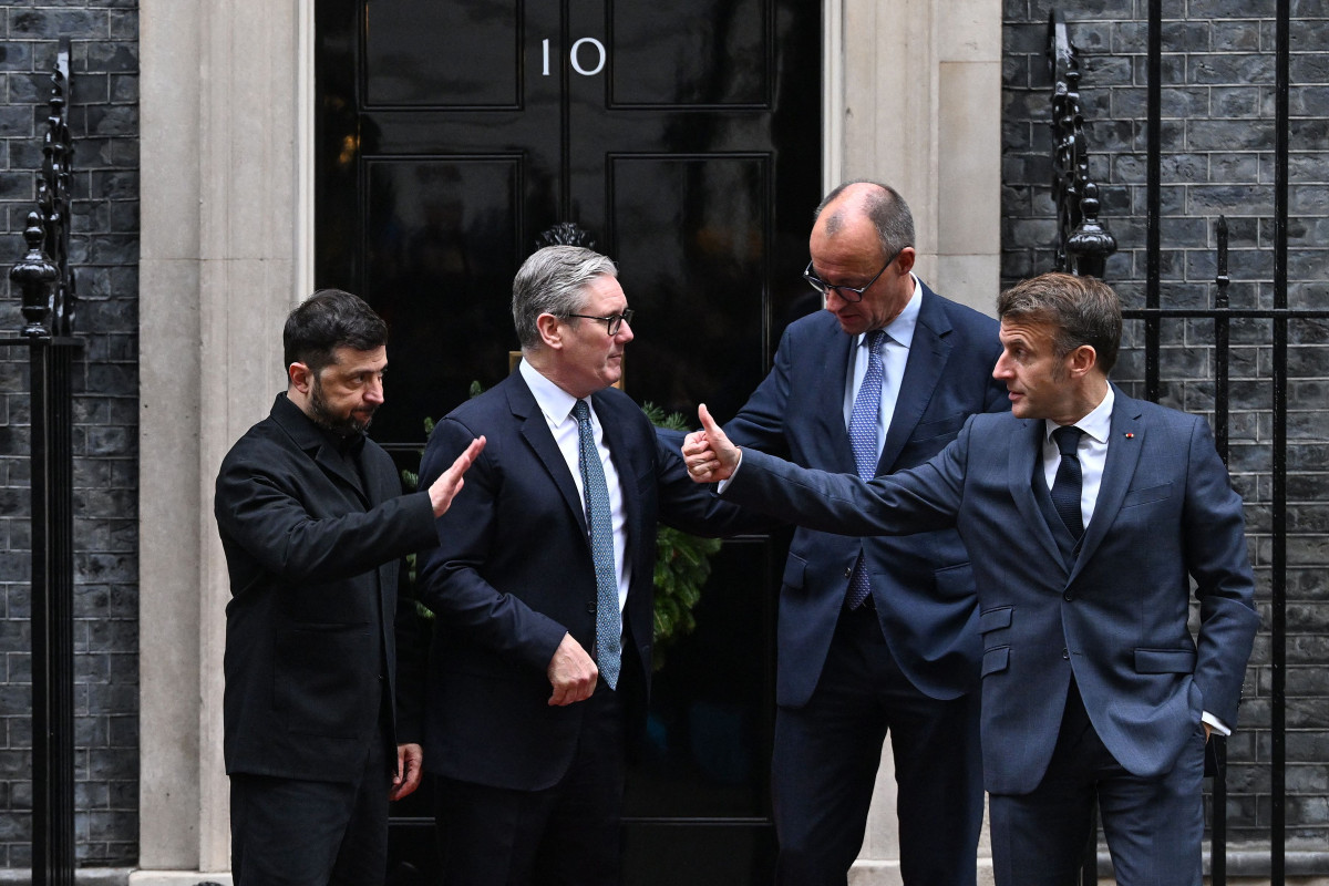 ▲8일(현지시간) 런던 다우닝가 총리 관저에서 볼로디미르 젤렌스키(왼쪽) 우크라이나 대통령과 영국·독일·프랑스 정상이 회담을 마친 후 작별인사를 하고 있다. (런던/AFP연합뉴스)