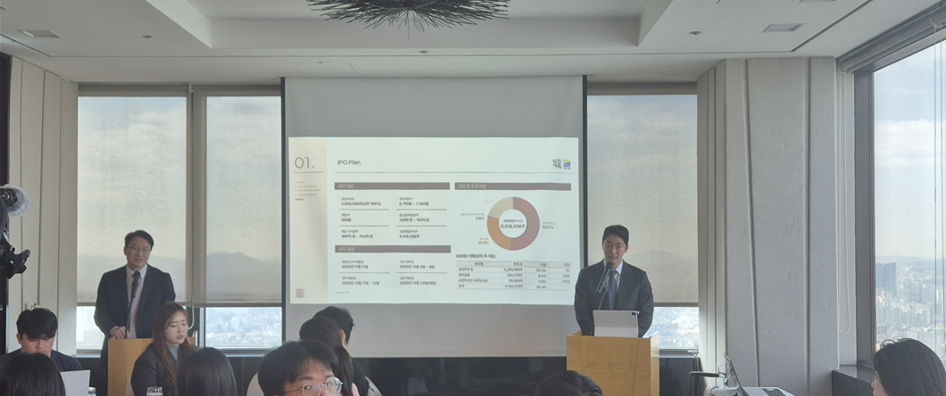 ▲삼진식품 IPO 현장에서 박용준 대표와 CFO가 기자들의 질문에 답변을 하고 있다. (서영인기자 hihiro@)