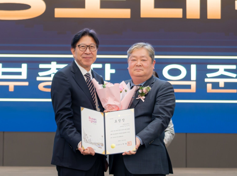 ▲경남정보대 임준우 산학부총장(사진 오른쪽)이 박형준 부산시장으로부터 표창을 수여받고있다. (사진제공=경남정보대학)