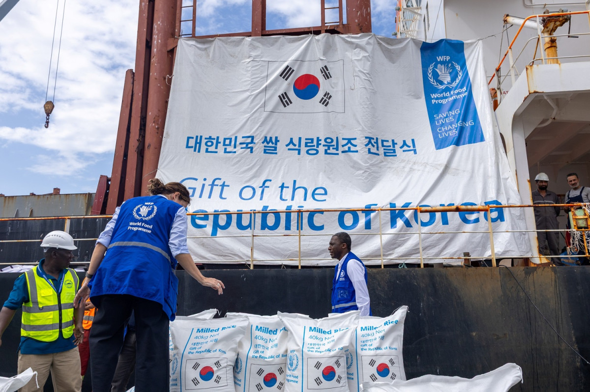 ▲한국농수산식품유통공사(aT) 관계자가 9일 부산항에서 나미비아행 쌀 원조 1632톤 출항 준비를 하고 있다. (사진제공=한국농수산식품유통공사)