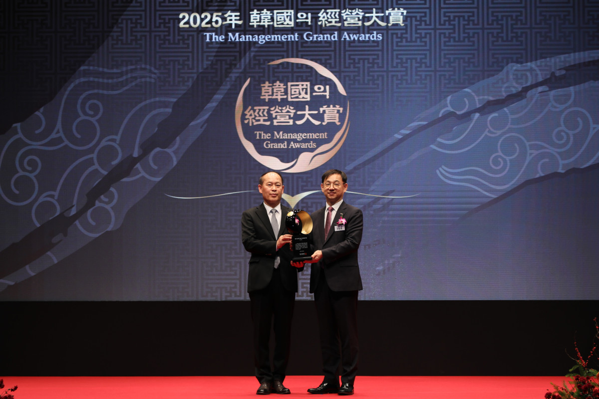 ▲KAMC이 주관하는 2025 한국의경영대상 소통부문 대상을 수상하는 KEIT 전윤종 원장(우) 및 한국능률협회 최권석 상근 부회장(좌) (사진제공=한국산업기술기획평가원)