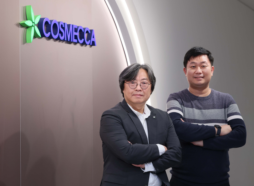▲김태훈(왼쪽) 코스메카코리아 기술연구소장과 황준필 책임연구원이 2일 경기 성남시 코스메카코리아중앙연구원에서 이투데이와 인터뷰에 앞서 포즈를 취하고 있다. (신태현 기자 holjjak@)
