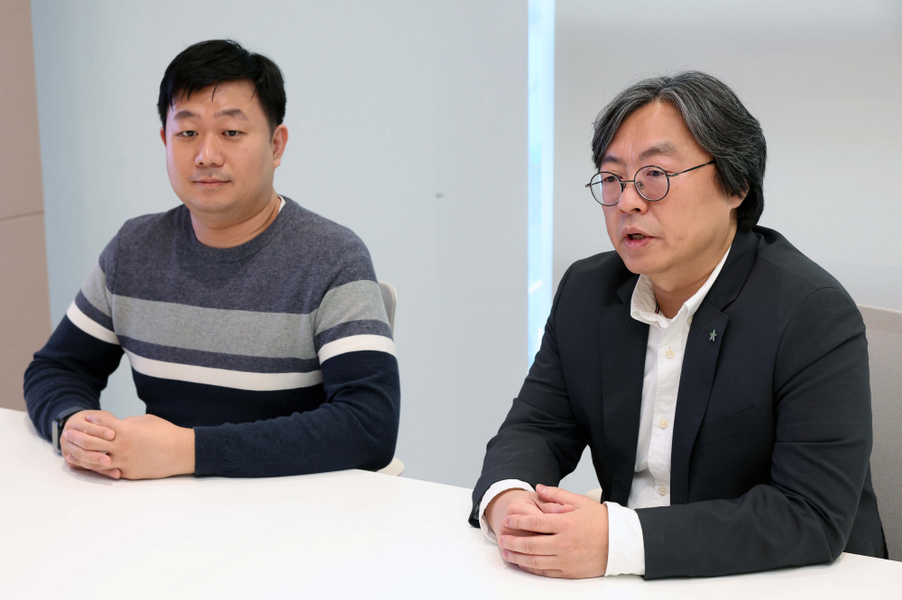 ▲김태훈(오른쪽) 코스메카코리아 기술연구소장과 황준필 책임연구원이 2일 경기 성남시 코스메카코리아중앙연구원에서 이투데이와 인터뷰를 갖고 있다. (신태현 기자 holjjak@)