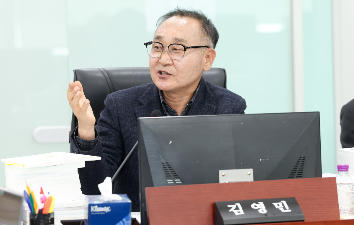 ▲김영민 경기도의회 의원이 예산 심사에서 경기도 신용보증재단 손실보전 관리 구조의 문제점을 강도 높게 지적하고 있다. (경기도의회)