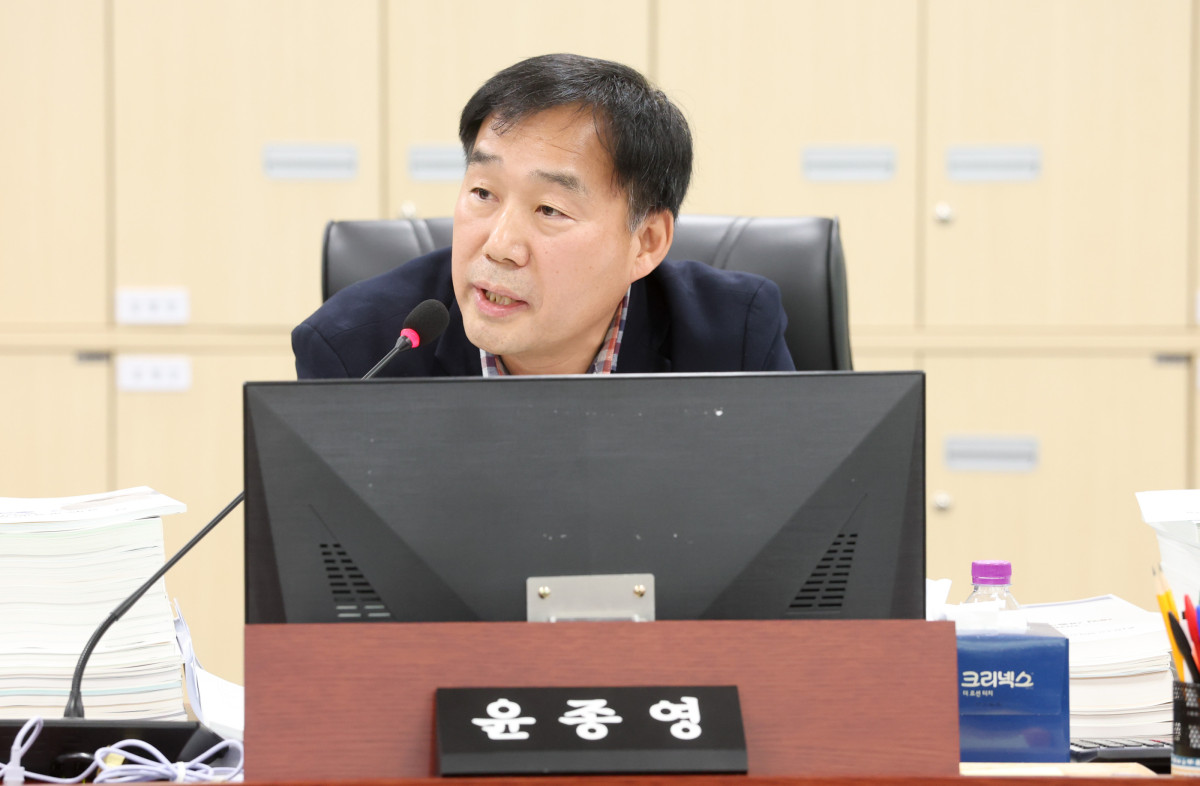 ▲윤종영 경기도의회 의원이 경기도 대변인실 홍보예산 증액 사유를 집중 추궁하고 있다. (경기도의회)