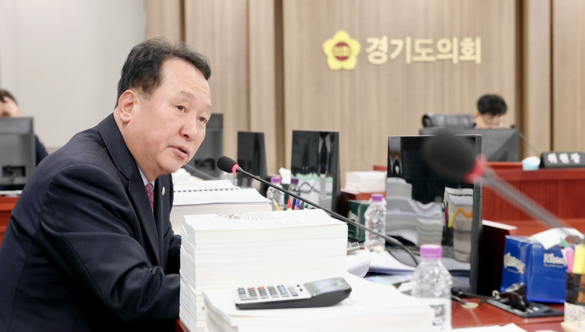 ▲안계일 경기도의회 의원이 경기도 노동국의 취약노동자 예산 감액 문제를 예산심사에서 강하게 지적하고 있다. (경기도의회)