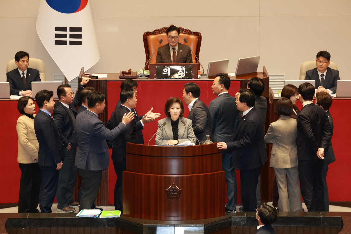 ▲나경원 국민의힘 의원이 9일 서울 여의도 국회에서 열린 제429회국회(정기회) 제16차 본회의에서 가맹사업거래의 공정화에 관한 법률 일부개정법률안에 대한 필리버스터를 하던 중 의제와는 관련없는 발언을 이어가자 여야 의원들이 나와 언쟁을 벌이고 있다. 2025.12.09. (뉴시스)