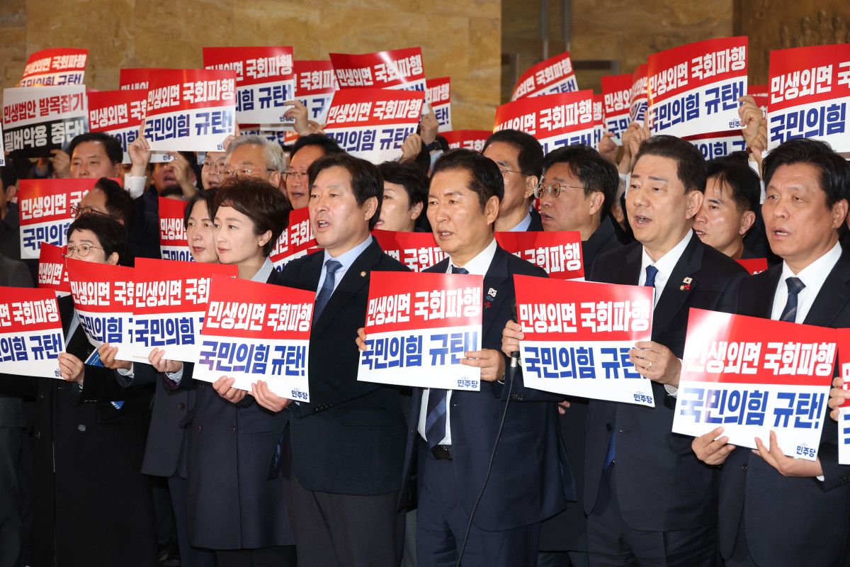 ▲정청래 더불어민주당 대표와 김병기 원내대표를 비롯한 의원들이 9일 오후 서울 여의도 국회 로텐더홀에서 열린 ‘민생외면, 국회파행' 국민의힘 규탄대회에서 손피켓을 들고 구호를 외치고 있다. 2025.12.09. (뉴시스)