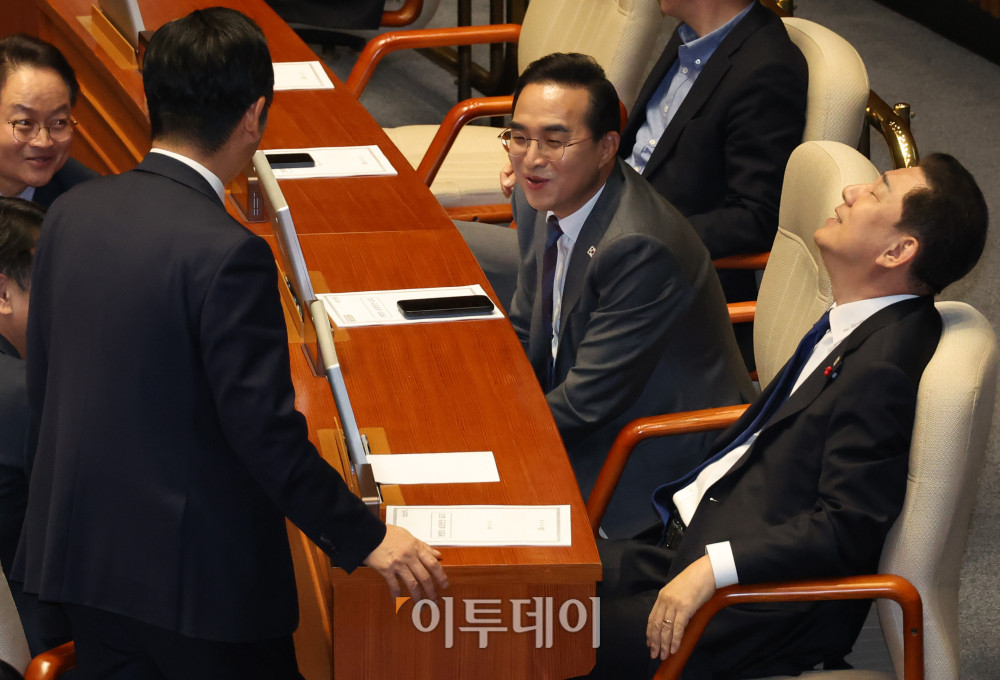 ▲정청래(왼쪽) 더불어민주당 대표와 김병기(오른쪽) 원내대표가 9일 서울 여의도 국회에서 열린 본회의에서 의원들과 대화하고 있다. 고이란 기자 photoeran@