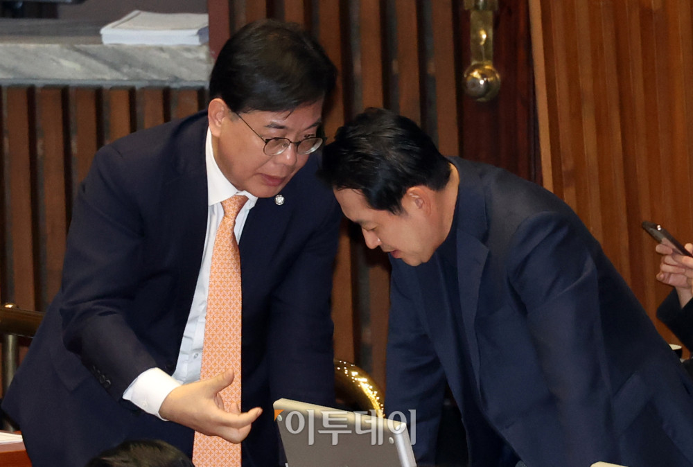 ▲장동혁(오른쪽) 국민의힘 대표와 송언석 원내대표가 9일 서울 여의도 국회에서 열린 본회의에서 대화하고 있다. 고이란 기자 photoeran@