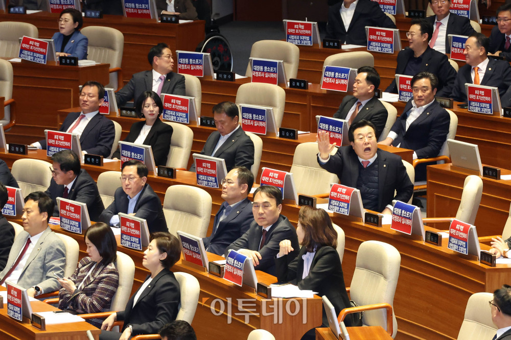 ▲9일 서울 여의도 국회 본회의에서 나경원 국민의힘 의원이 '가맹사업거래의 공정화에 관한 법률 일부개정법률안'에 대한 무제한 토론(필리버스터)을 진행하는 중 국민의힘 의원들이 항의하고 있다. 우 의장은 나 의원이 의제와 관련없는 발언을 이어가자 발언을 중지시켰다. 고이란 기자 photoeran@
