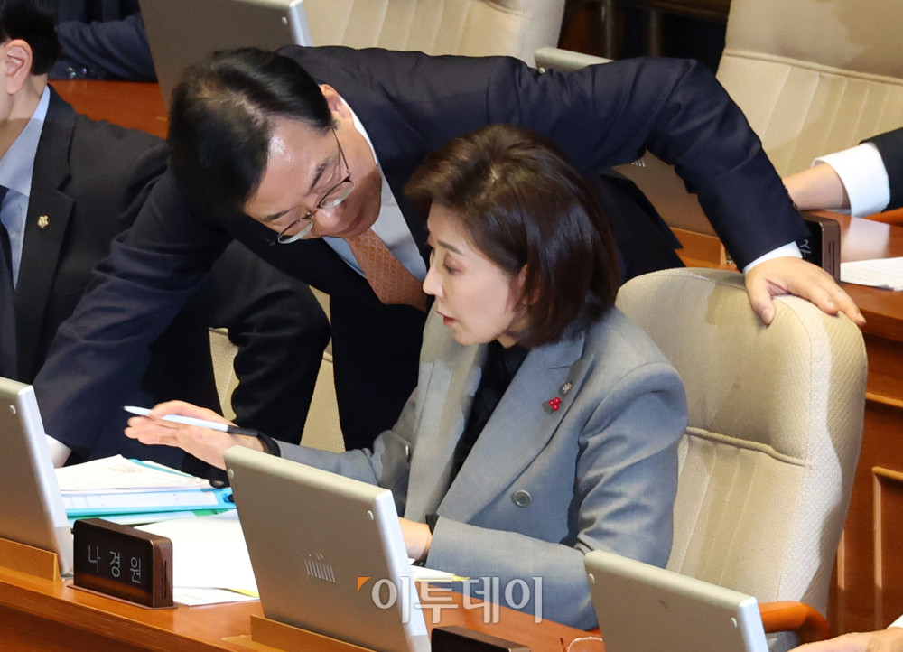 ▲송언석(왼쪽) 국민의힘 원내대표가 9일 서울 여의도 국회에서 열린 본회의에서 나경원 의원과 대화하고 있다. 고이란 기자 photoeran@