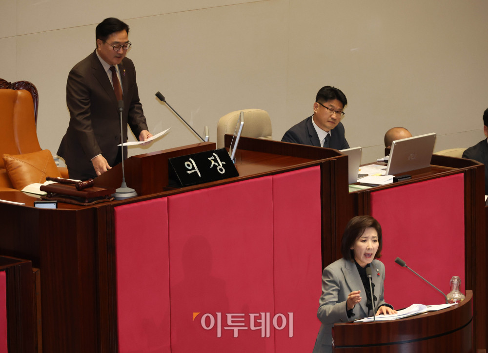 ▲9일 서울 여의도 국회 본회의에서 나경원 국민의힘 의원이 '가맹사업거래의 공정화에 관한 법률 일부개정법률안'에 대한 무제한 토론(필리버스터)을 진행하는 중 우원식 국회의장, 여야 의원들이 충돌하고 있다. 우 의장은 나 의원이 의제와 관련없는 발언을 이어가자 발언을 중지시켰다. 고이란 기자 photoeran