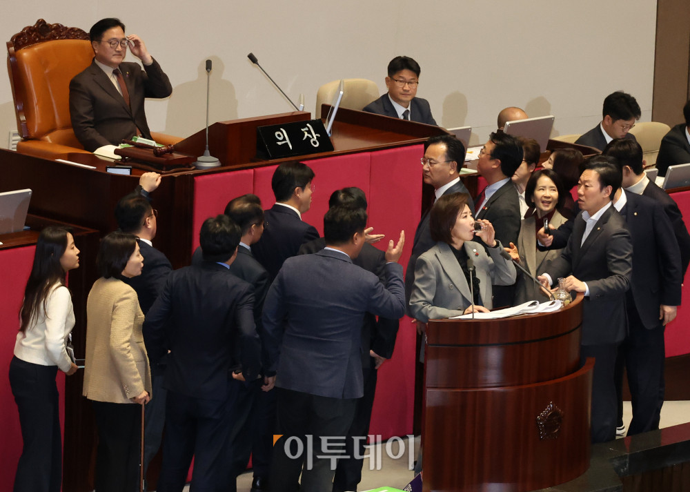 ▲9일 서울 여의도 국회 본회의에서 나경원 국민의힘 의원이 '가맹사업거래의 공정화에 관한 법률 일부개정법률안'에 대한 무제한 토론(필리버스터)을 진행하는 중 우원식 국회의장, 여야 의원들이 충돌하고 있다. 우 의장은 나 의원이 의제와 관련없는 발언을 이어가자 발언을 중지시켰다. 고이란 기자 photoeran