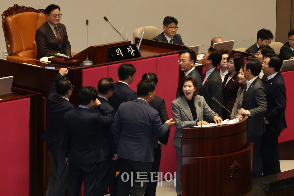 ▲9일 서울 여의도 국회 본회의에서 나경원 국민의힘 의원이 '가맹사업거래의 공정화에 관한 법률 일부개정법률안'에 대한 무제한 토론(필리버스터)을 진행하는 중 우원식 국회의장, 여야 의원들이 충돌하고 있다. 우 의장은 나 의원이 의제와 관련없는 발언을 이어가자 발언을 중지시켰다. 고이란 기자 photoeran