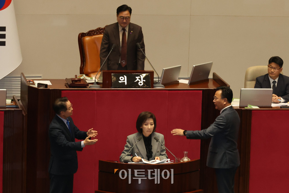 ▲9일 서울 여의도 국회 본회의에서 나경원 국민의힘 의원이 '가맹사업거래의 공정화에 관한 법률 일부개정법률안'에 대한 무제한 토론(필리버스터)을 진행하는 중 우원식 국회의장, 여야 의원들이 충돌하고 있다. 우 의장은 나 의원이 의제와 관련없는 발언을 이어가자 발언을 중지시켰다. 고이란 기자 photoeran