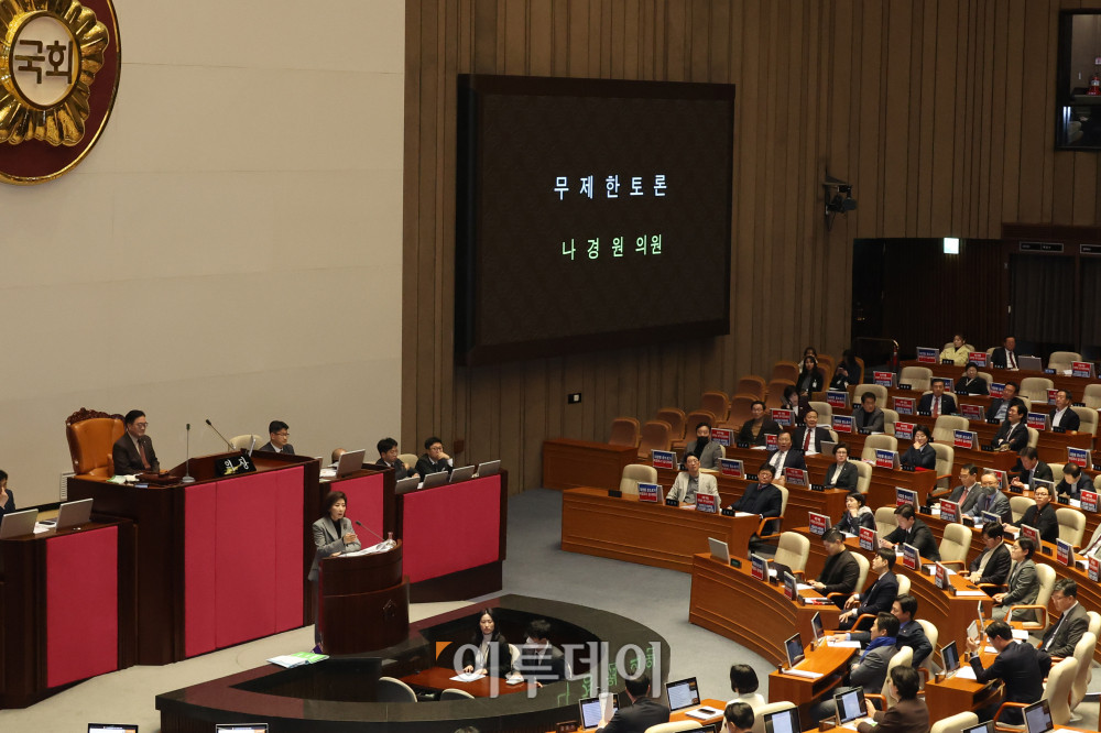 ▲나경원 국민의힘 의원이 9일 서울 여의도 국회 본회의에서 '가맹사업거래의 공정화에 관한 법률 일부개정법률안'에 대한 무제한 토론(필리버스터)을 하고 있다. 고이란 기자 photoeran@