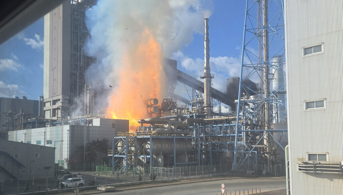 ▲ 9일 오후 2시 43분께 충남 태안군 원북면 태안화력발전소에서 폭발음과 함께 불이 났다는 신고가 119에 접수돼 소방 당국이 출동 중인 가운데 화재 현장에서 불길이 치솟고 있다. (연합뉴스)