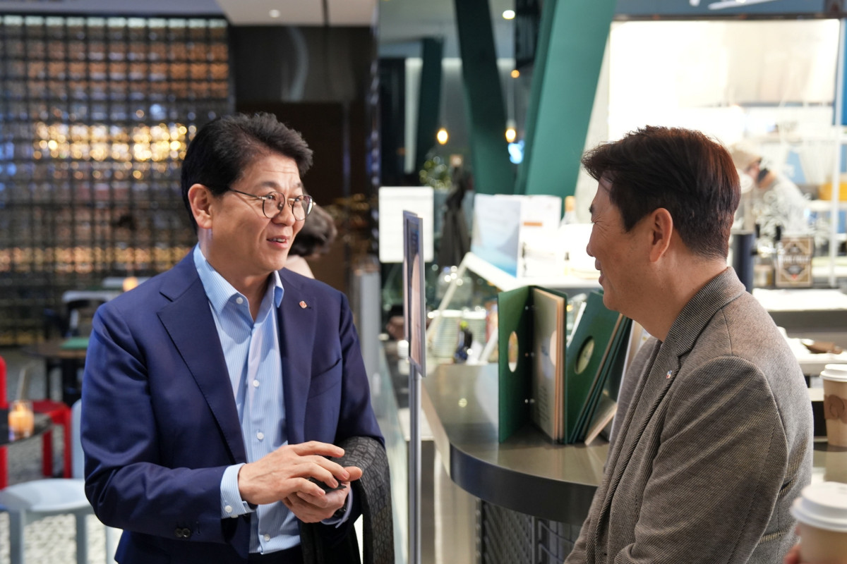 ▲차우철 롯데마트·슈퍼 대표이사(왼쪽)가 9일 보틀벙커 비스트로에서 진행된 '2026 롯데마트&롯데슈퍼 파트너스데이'에 참석했다. (사진제공=롯데쇼핑)