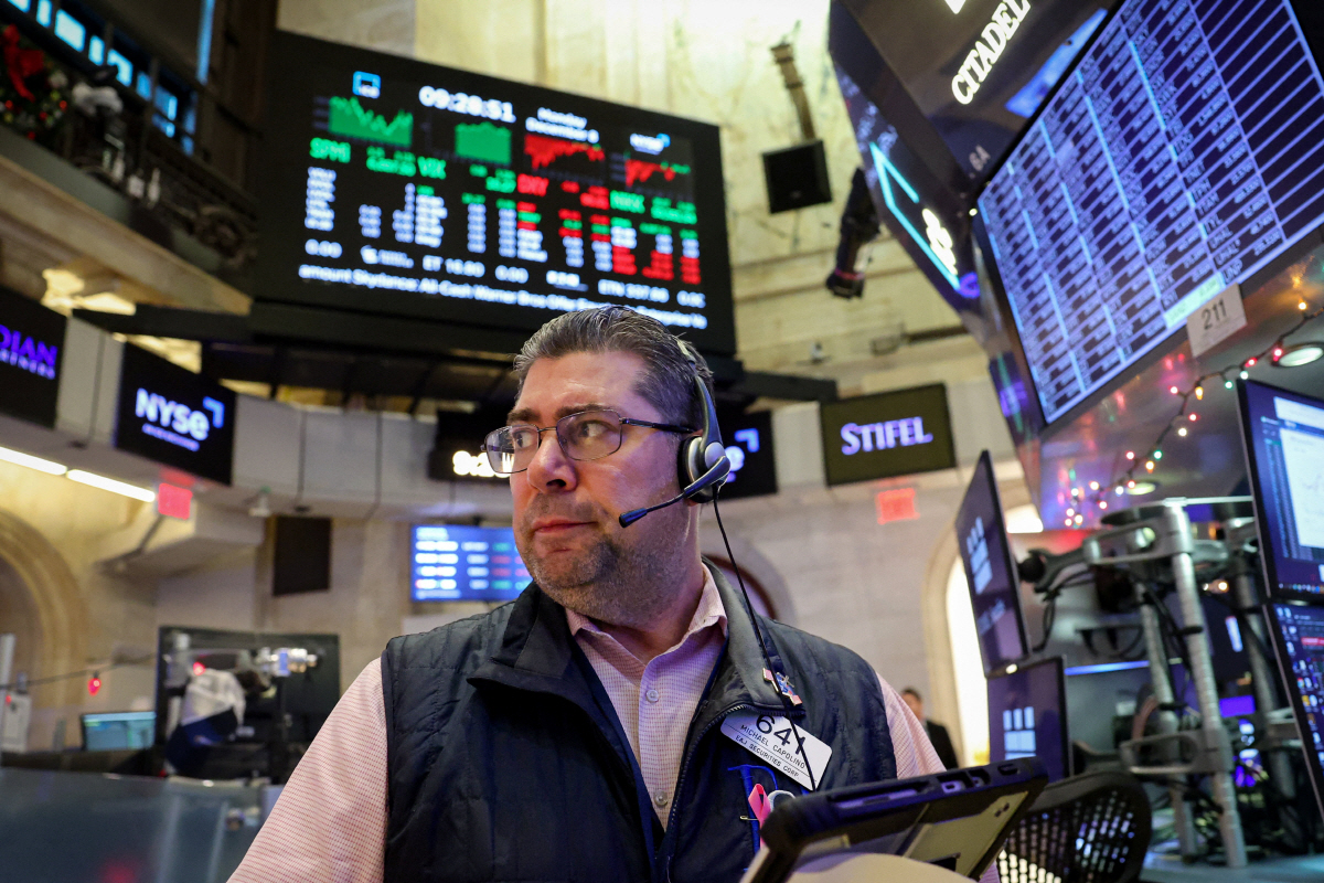 ▲뉴욕증권거래소에서 8일 트레이더가 주가를 살피고 있다. 뉴욕/로이터연합뉴스