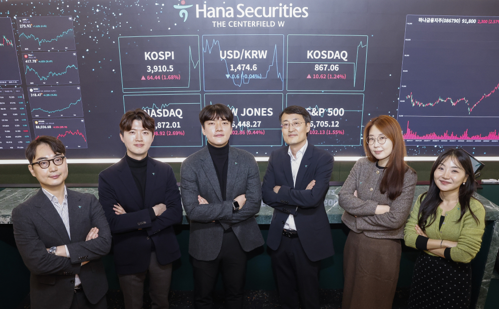 ▲하나증권 AI디지털전략실 박주호(왼쪽부터) 대리, 김현민 과장, 김현민 대리, 조대헌 디지털사업단장, 강보원 디지털마케팅실 차장, 부자영 디지털플랫폼실 대리가 25일 서울 강남구 하나증권 THE 센터필드 W에서 이투데이와 인터뷰에 앞서 포즈를 취하고 있다. 조현호 기자 hyunho@ (이투데이DB)